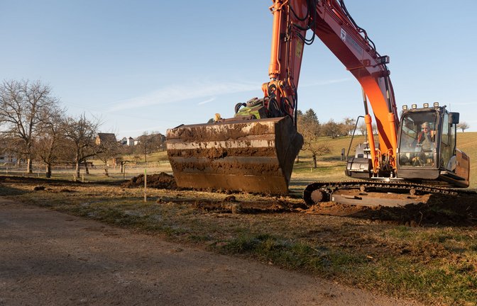 Mit einem „Baggerbiss“ erfolgte der Baustart des Netzbauprojekts bei Wiernsheim. <span class='image-autor'>Fotos: Terranets BW</span>