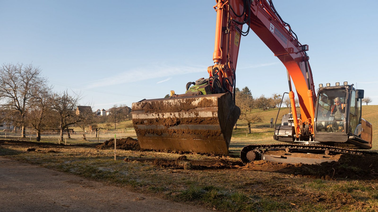 Mit einem „Baggerbiss“ erfolgte der Baustart des Netzbauprojekts bei Wiernsheim. Fotos: Terranets BW Mit einem „Baggerbiss“ erfolgte der Baustart des Netzbauprojekts bei Wiernsheim. Fotos: Terranets BW