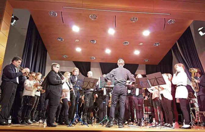 Zum Abschluss spielte das Orchester „Oh, du Fröhliche“ – und alle sangen mit.  Foto: p