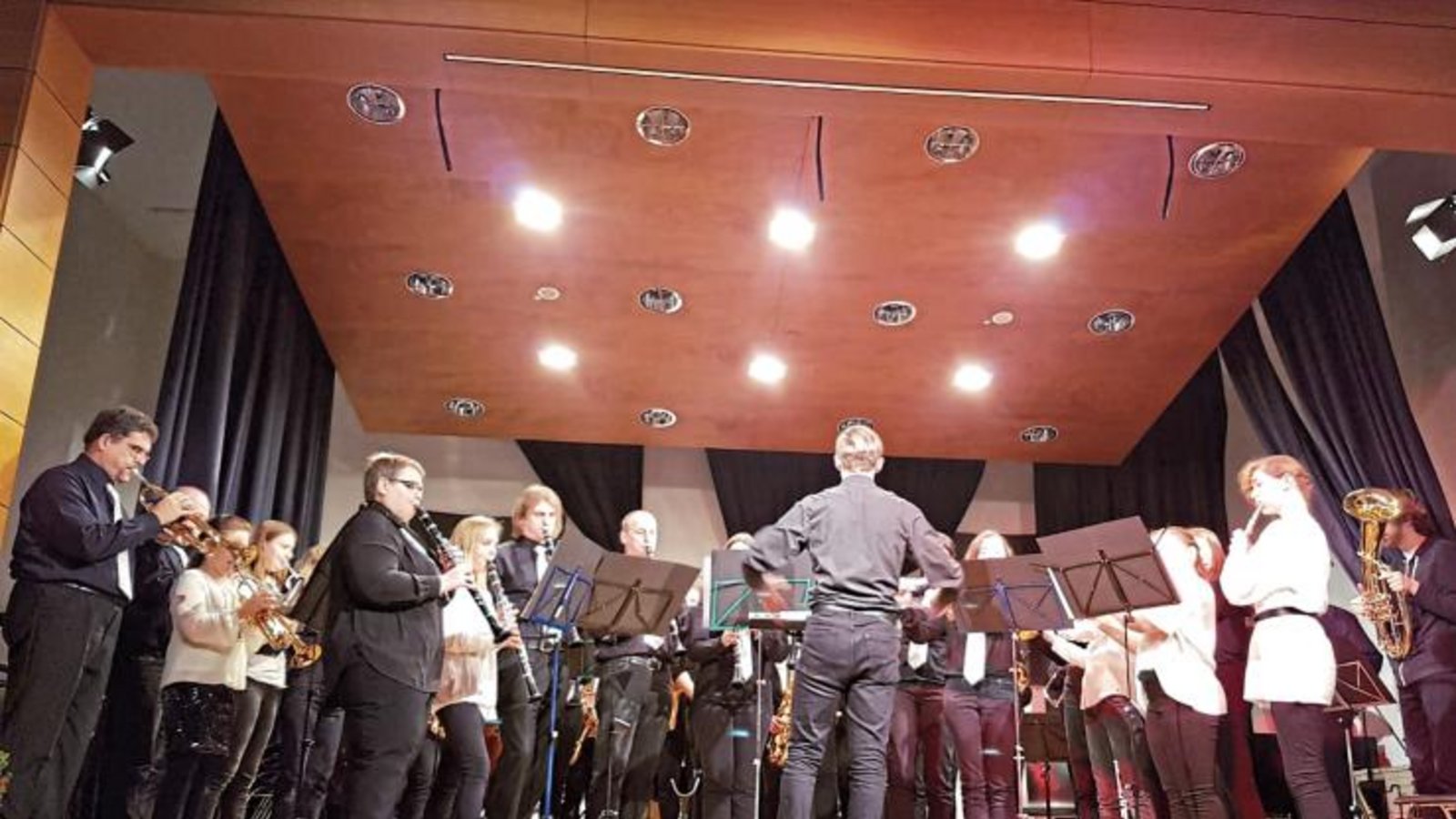 Zum Abschluss spielte das Orchester „Oh, du Fröhliche“ – und alle sangen mit.  Foto: p