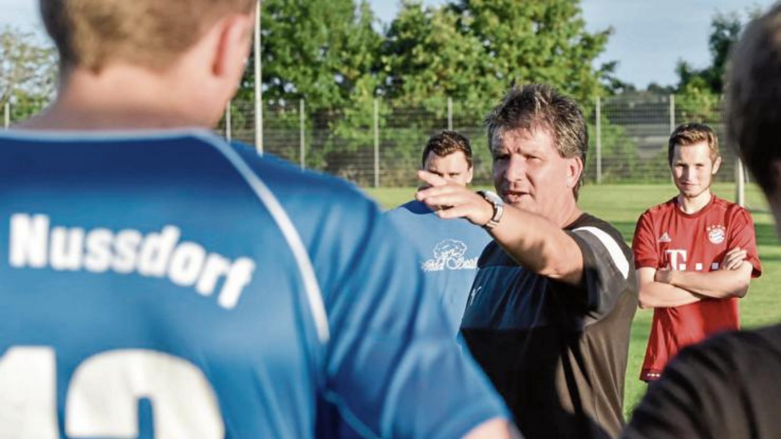 Jochen Heim erklärt seit dieser Woche den Nussdorfer Kickern, wo der Weg hinführt. Foto: Leitner Jochen Heim erklärt seit dieser Woche den Nussdorfer Kickern, wo der Weg hinführt. Foto: Leitner