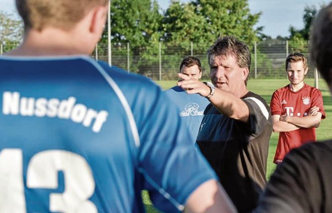 Jochen Heim erklärt seit dieser Woche den Nussdorfer Kickern, wo der Weg hinführt.  Foto: Leitner