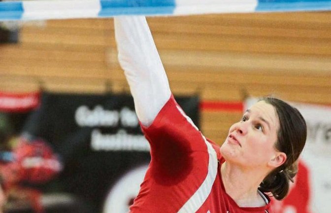 Eva Grözinger (Bild) ist beim Spieltag in Bad Liebenzell zur Stelle, wenn die Gegnerinnen Marie-Therese Rothmaier durch direkte Anspiele aus der Partie nehmen. Foto: Nachreiner