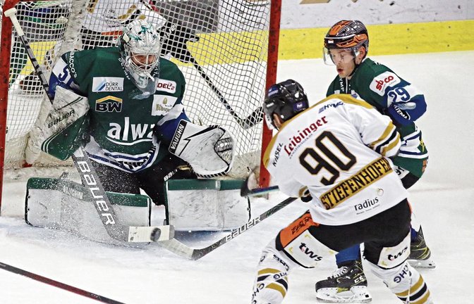 Gegen Ravensburg hielt Cody Brenner (links) noch erstklassig, in Bayreuth musste er dann früh den Platz für den Pfosten räumen. Foto: Baumann