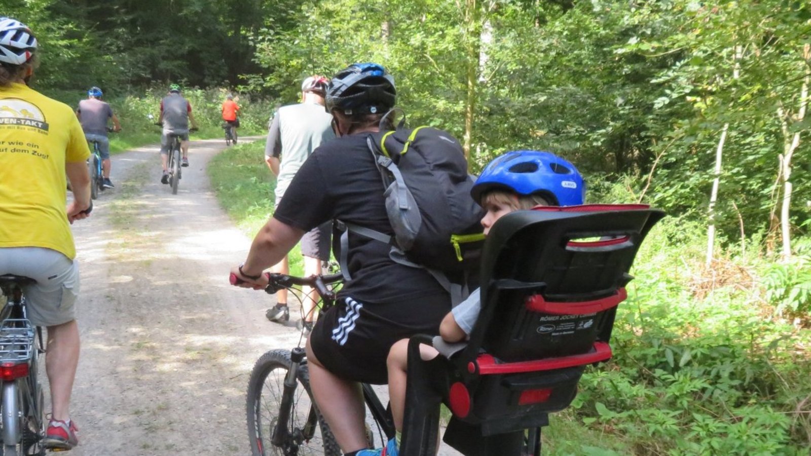 Der Nachwuchs ist im Kindersitz dabei.