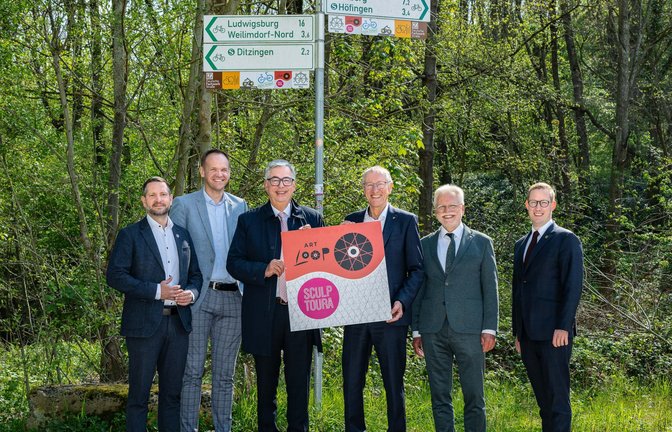 Freude über die Anbindung (von links): Schwieberdingens Bürgermeister Stefan Benker, Hemmingens Bürgermeister Thomas Schäfer, Landrat Landkreis Ludwigsburg Dietmar Allgaier, Landrat Landkreis Böblingen Roland Bernhard, Ditzingens Oberbürgermeister Michael Makurath, Leonbergs Oberbürgermeister Tobias Degode. <span class='image-autor'>Foto: Landratsamt Ludwigsburg</span>