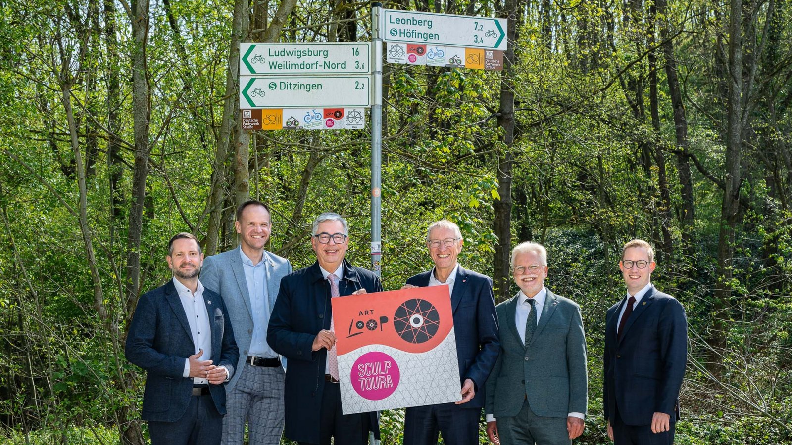 Freude über die Anbindung (von links): Schwieberdingens Bürgermeister Stefan Benker, Hemmingens Bürgermeister Thomas Schäfer, Landrat Landkreis Ludwigsburg Dietmar Allgaier, Landrat Landkreis Böblingen Roland Bernhard, Ditzingens Oberbürgermeister Michael Makurath, Leonbergs Oberbürgermeister Tobias Degode. Foto: Landratsamt Ludwigsburg