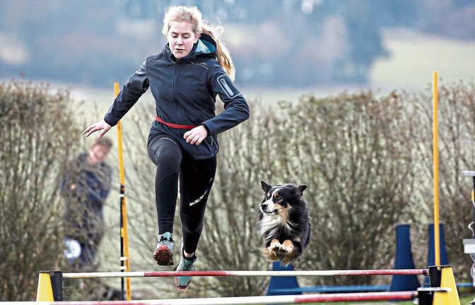 Bis es soweit war, dass Marie Neuhaus und Paul im perfekten Gleischschritt über die Hürden fliegen, hat es viel Übung gebraucht. Foto: Küppers