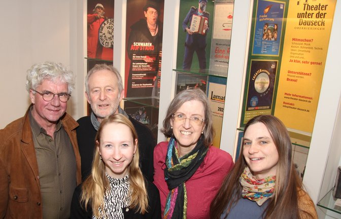 Freude über die Auszeichnung und die Ausstellung im Oberriexinger Rathaus herrscht bei den Vorstandsmitgliedern des Theaters unter der Dauseck (von links): Jörg Boy, Bernd Schlegel, Julia Straub, Andrea Banse und Deborah Hösch.  <span class='image-autor'>Fotos: Banholzer</span>