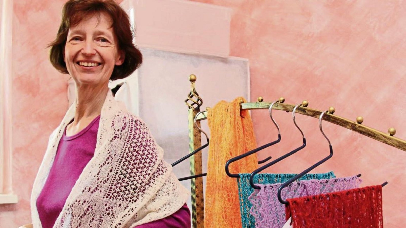 Der weiße Schal war Gabi Stumpfs erster Laceschal. Seither hat sie rund 50 weitere gefertigt – vor allem in warmen Farben.  Fotos: Rostek