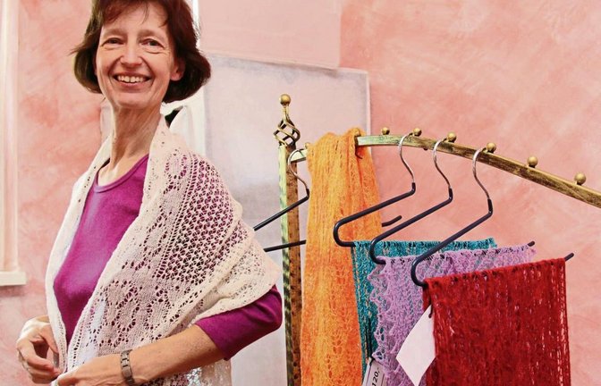 Der weiße Schal war Gabi Stumpfs erster Laceschal. Seither hat sie rund 50 weitere gefertigt – vor allem in warmen Farben.  Fotos: Rostek