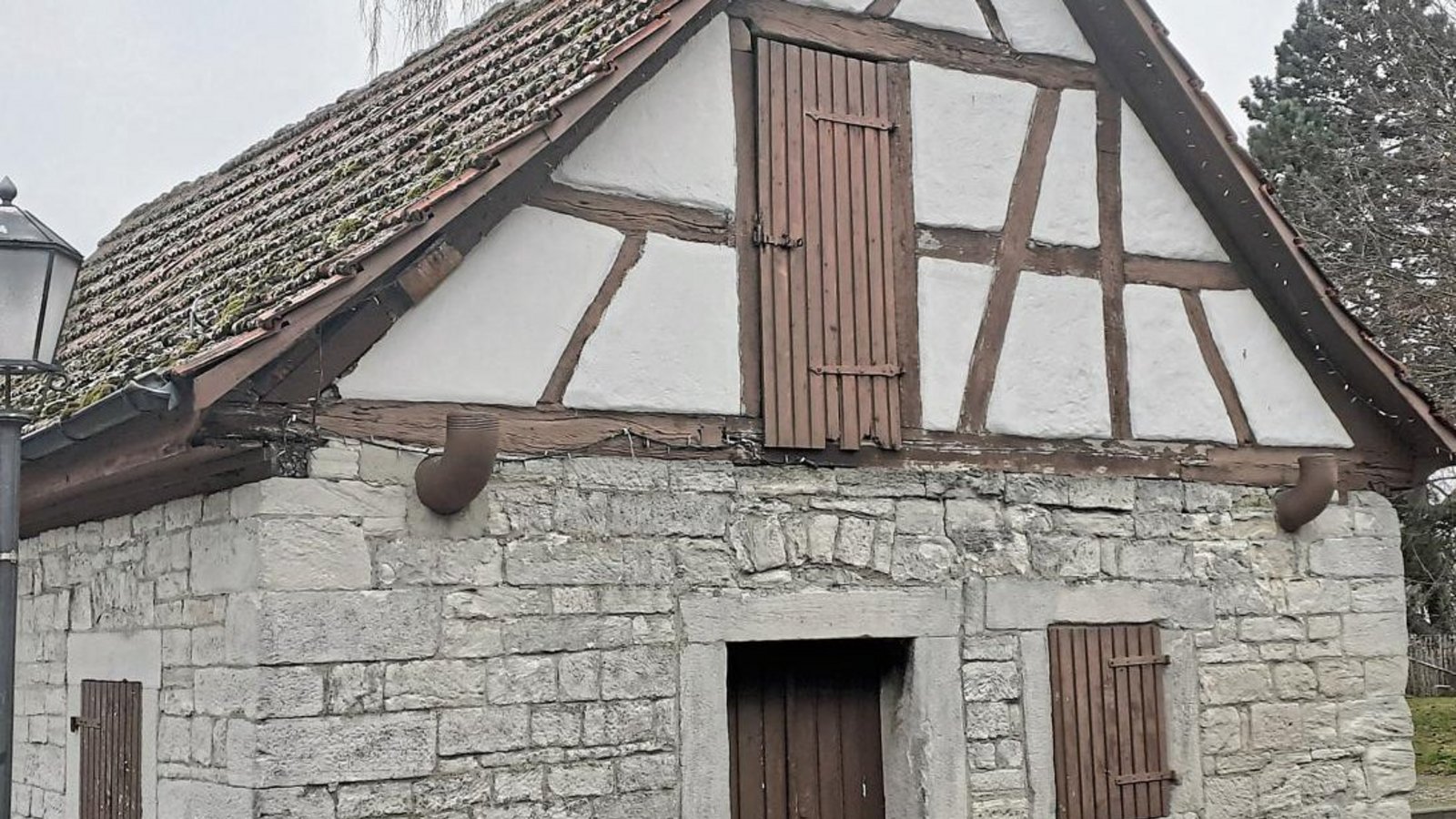 Das Ochsenbacher Backhäusle mit seinem Fachwerkgiebel wird im Jahr 2021 umfangreich erneuert. Foto: Glemser