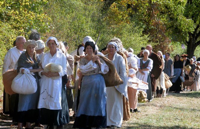 Ein Dorf flieht: Rund 70 Laiendarsteller spielen am Samstag die dramatische Szene nach.  <span class='image-autor'>Fotos: Stahlfeld</span>