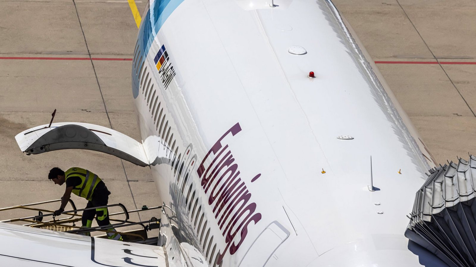 Die Lust aufs Fliegen ist bei vielen groß – auch wenn es deutlich klimaschonendere Reisealternativen gibt (Symbolbild).Foto: imago images/Arnulf Hettrich/Arnulf Hettrich via www.imago-images.de Die Lust aufs Fliegen ist bei vielen groß – auch wenn es deutlich klimaschonendere Reisealternativen gibt (Symbolbild).Foto: imago images/Arnulf Hettrich/Arnulf Hettrich via www.imago-images.de