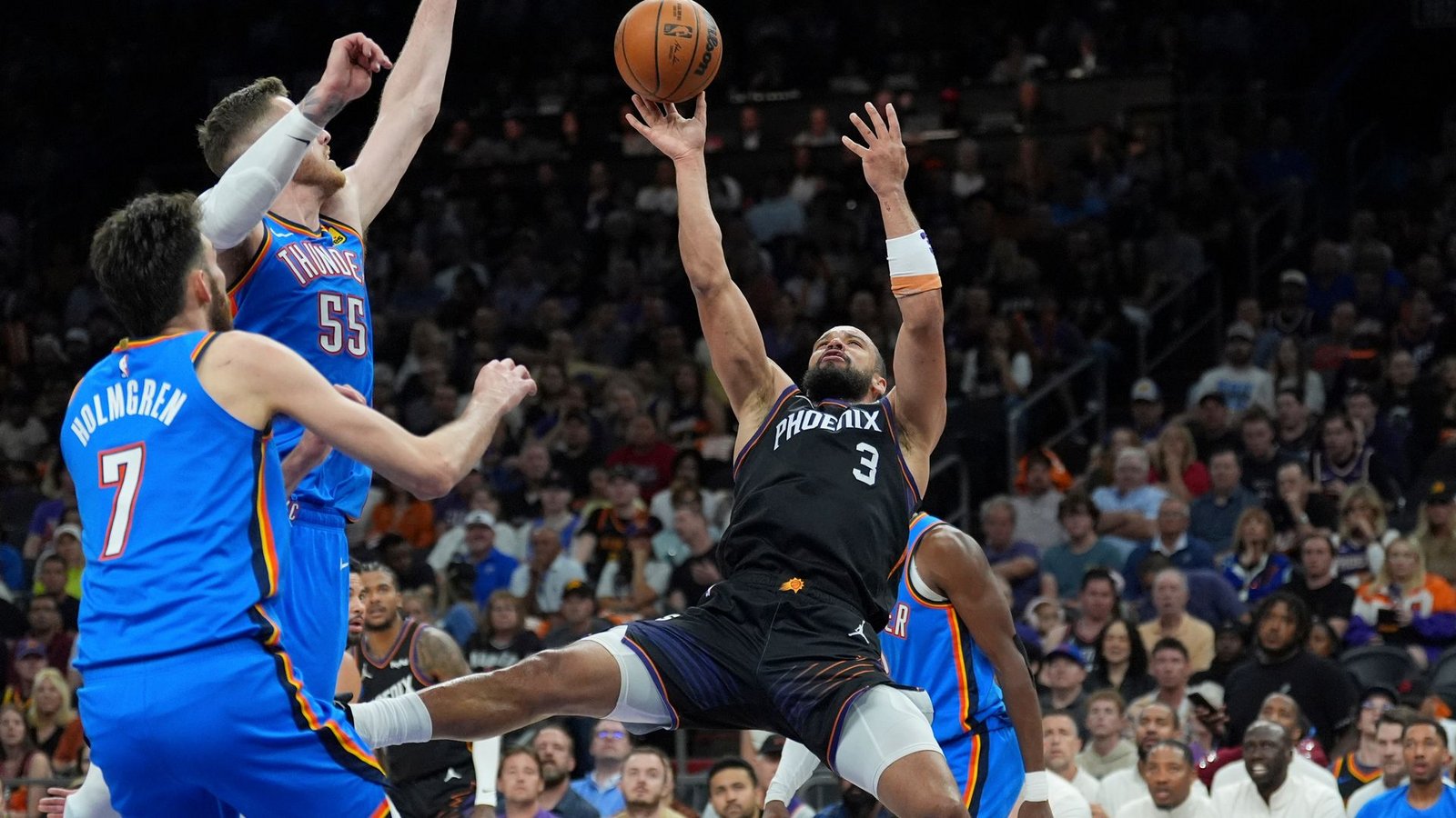 Der Meister ist eine Runde weiter: Die Oklahoma City Thunder gewannen alle vier Spiele gegen Phoenix.Foto: Ross D. Franklin/AP/dpa