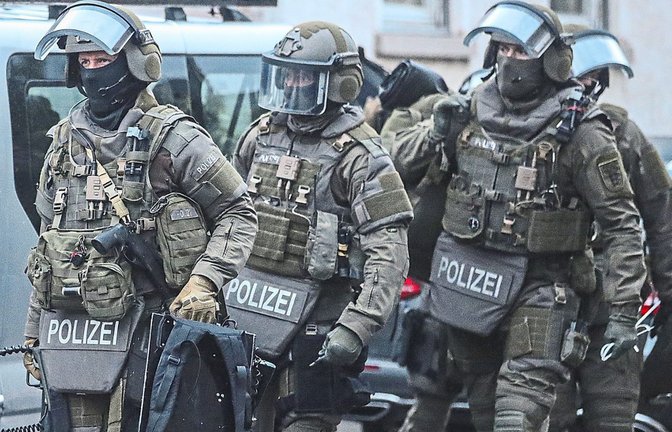 Beamte des SEKs Baden-Württemberg auf einem Symbolfoto bei einem Einsatz in Villingen-Schwennigen. Am Mittwoch nahmen sie in Bad Urach einen mutmaßlichen Mafia-Mörder fest.<span class='image-autor'>Foto: Marc Eich</span>