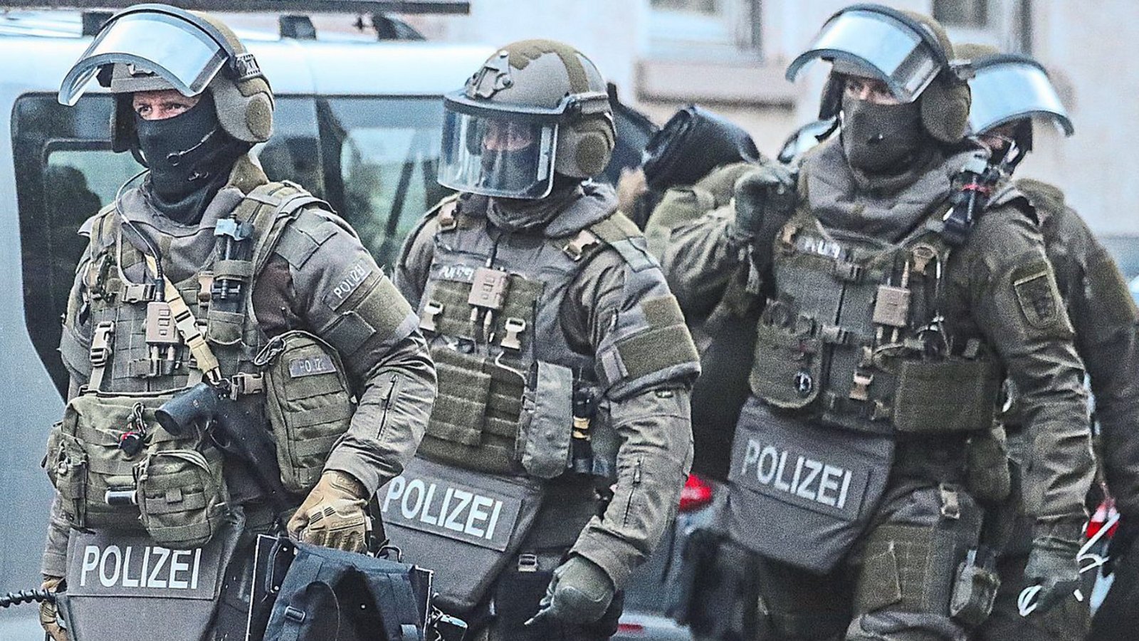 Beamte des SEKs Baden-Württemberg auf einem Symbolfoto bei einem Einsatz in Villingen-Schwennigen. Am Mittwoch nahmen sie in Bad Urach einen mutmaßlichen Mafia-Mörder fest.Foto: Marc Eich Beamte des SEKs Baden-Württemberg auf einem Symbolfoto bei einem Einsatz in Villingen-Schwennigen. Am Mittwoch nahmen sie in Bad Urach einen mutmaßlichen Mafia-Mörder fest.Foto: Marc Eich