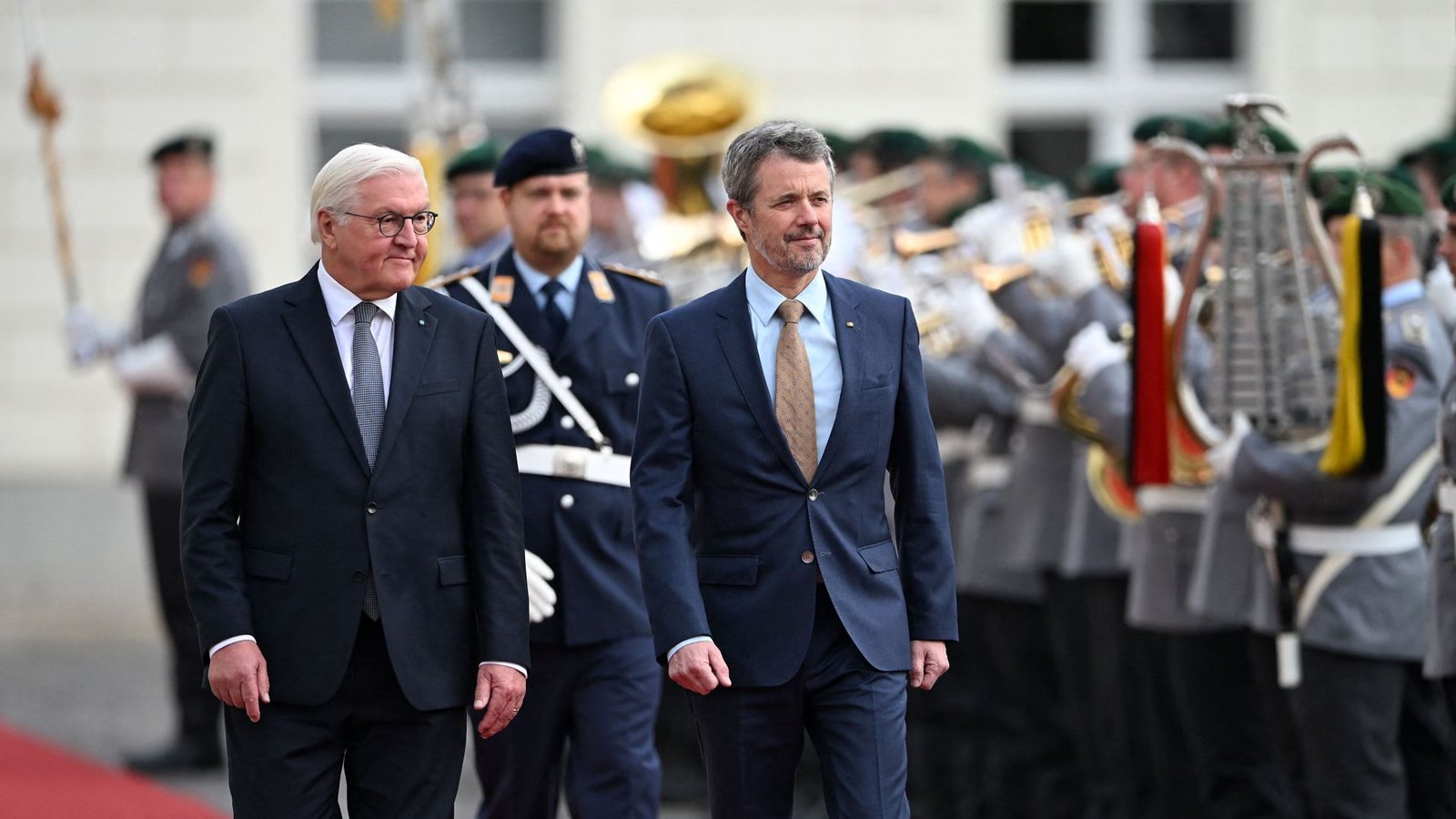Bundespräsident Frank-Walter Steinmeier (links) und König Frederick beim feierlichen Empfang der dänischen Royals.Foto: AFP/RALF HIRSCHBERGER