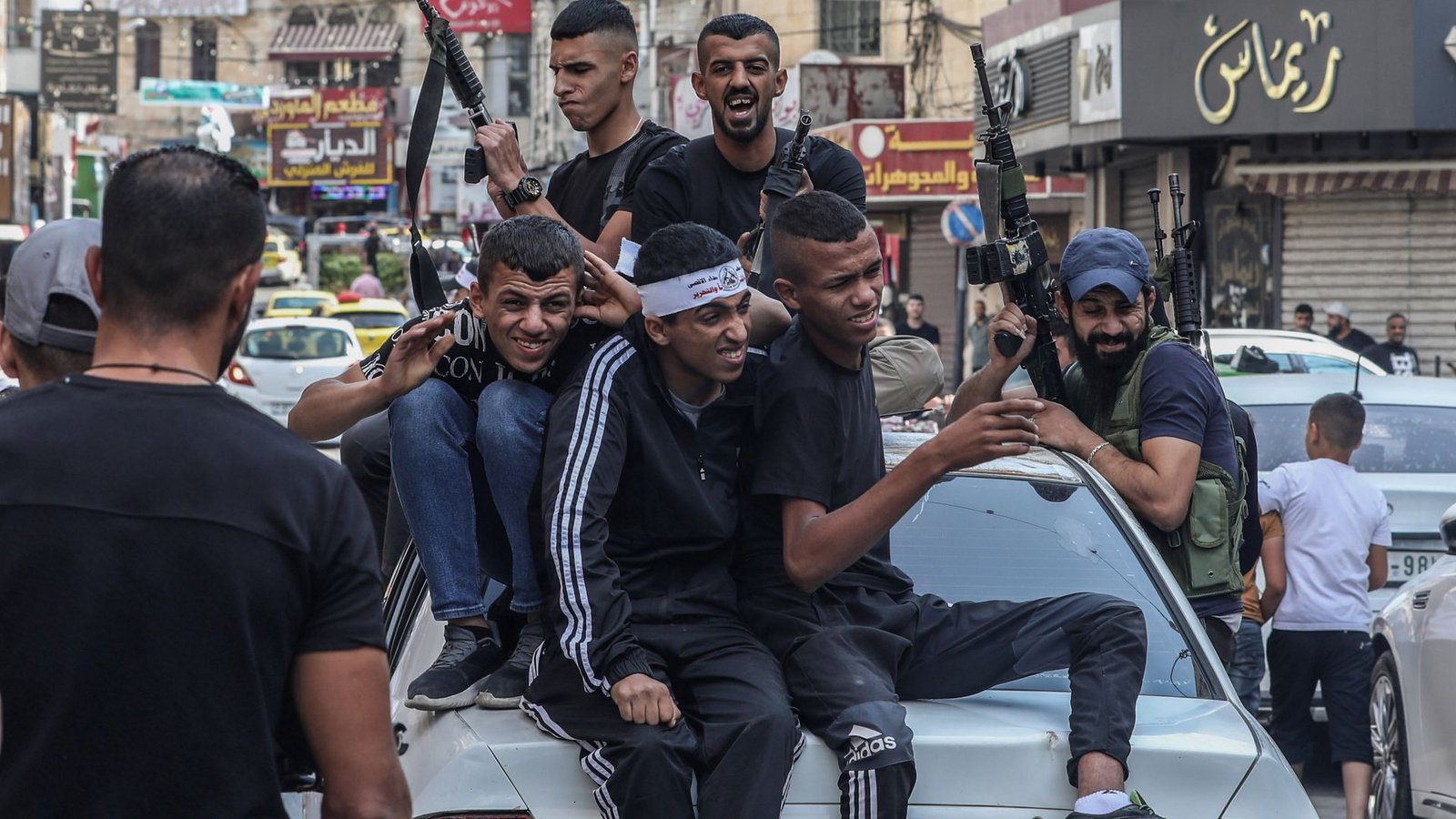 Bewaffnete Palästinenser in Nablus transportieren den Leichnam eines 35-jährigen Palästinensers während seiner Beerdigung.Foto: Ayman Nobani/dpa/Ayman Nobani