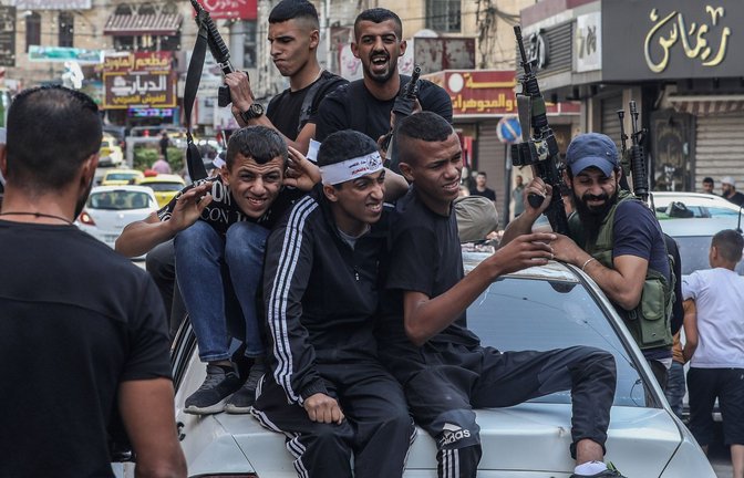 Bewaffnete Palästinenser in Nablus transportieren den Leichnam eines 35-jährigen Palästinensers während seiner Beerdigung.<span class='image-autor'>Foto: Ayman Nobani/dpa/Ayman Nobani</span>