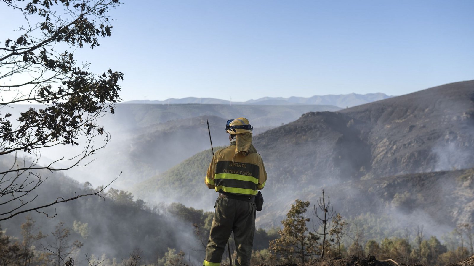 Feuerwehrleute haben die schwersten Waldbrände in Portugal und Spanien nach Behördenangaben unter Kontrolle gebracht.Foto: EUROPA PRESS/dpa/Emilio Fraile Feuerwehrleute haben die schwersten Waldbrände in Portugal und Spanien nach Behördenangaben unter Kontrolle gebracht.Foto: EUROPA PRESS/dpa/Emilio Fraile
