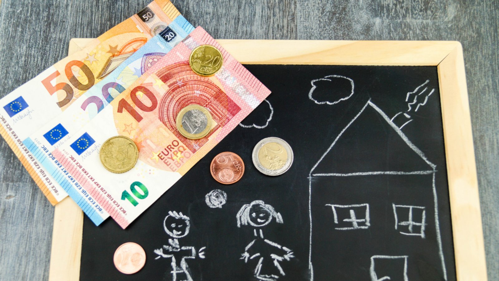 Das Kindergeld wird gestaffelt ausbezahlt.Foto: Steidi / shutterstock.com