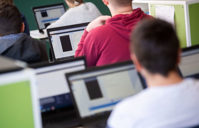 Je mehr Computer an Schulen im Einsatz sind, desto mehr Angriffsflächen bieten sich für Cyberkriminelle.<span class='image-autor'>Foto: dpa/Marijan Murat</span>
