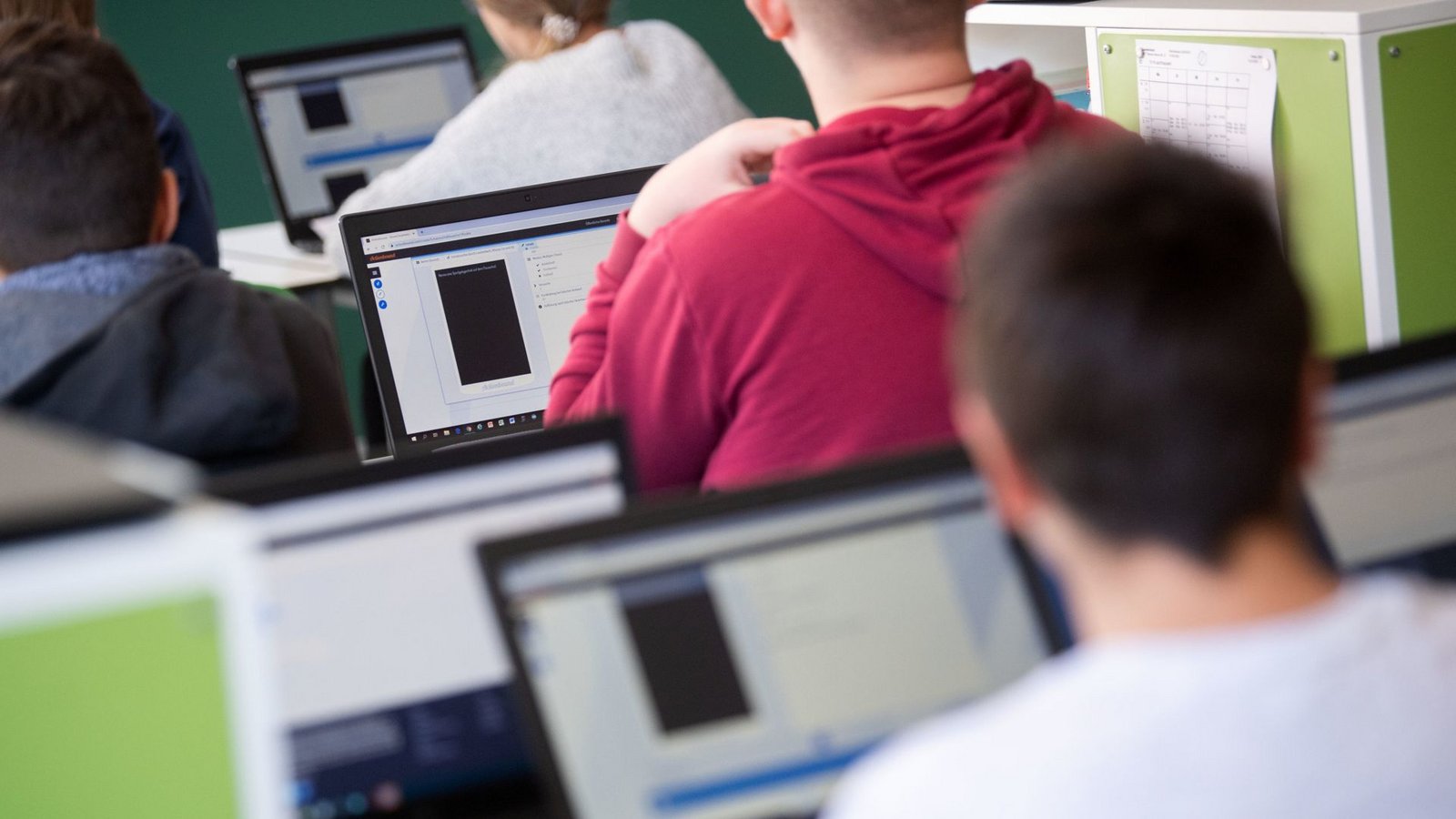 Je mehr Computer an Schulen im Einsatz sind, desto mehr Angriffsflächen bieten sich für Cyberkriminelle.Foto: dpa/Marijan Murat Je mehr Computer an Schulen im Einsatz sind, desto mehr Angriffsflächen bieten sich für Cyberkriminelle.Foto: dpa/Marijan Murat