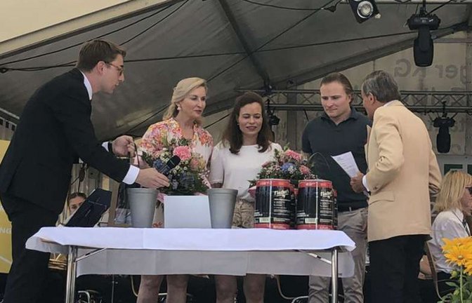 Bürgermeister Davide Licht (links) und die Familie Grupp 2024 beim Spulenfest in Burladingen<span class='image-autor'>Foto: Rapthel-Kieser</span>