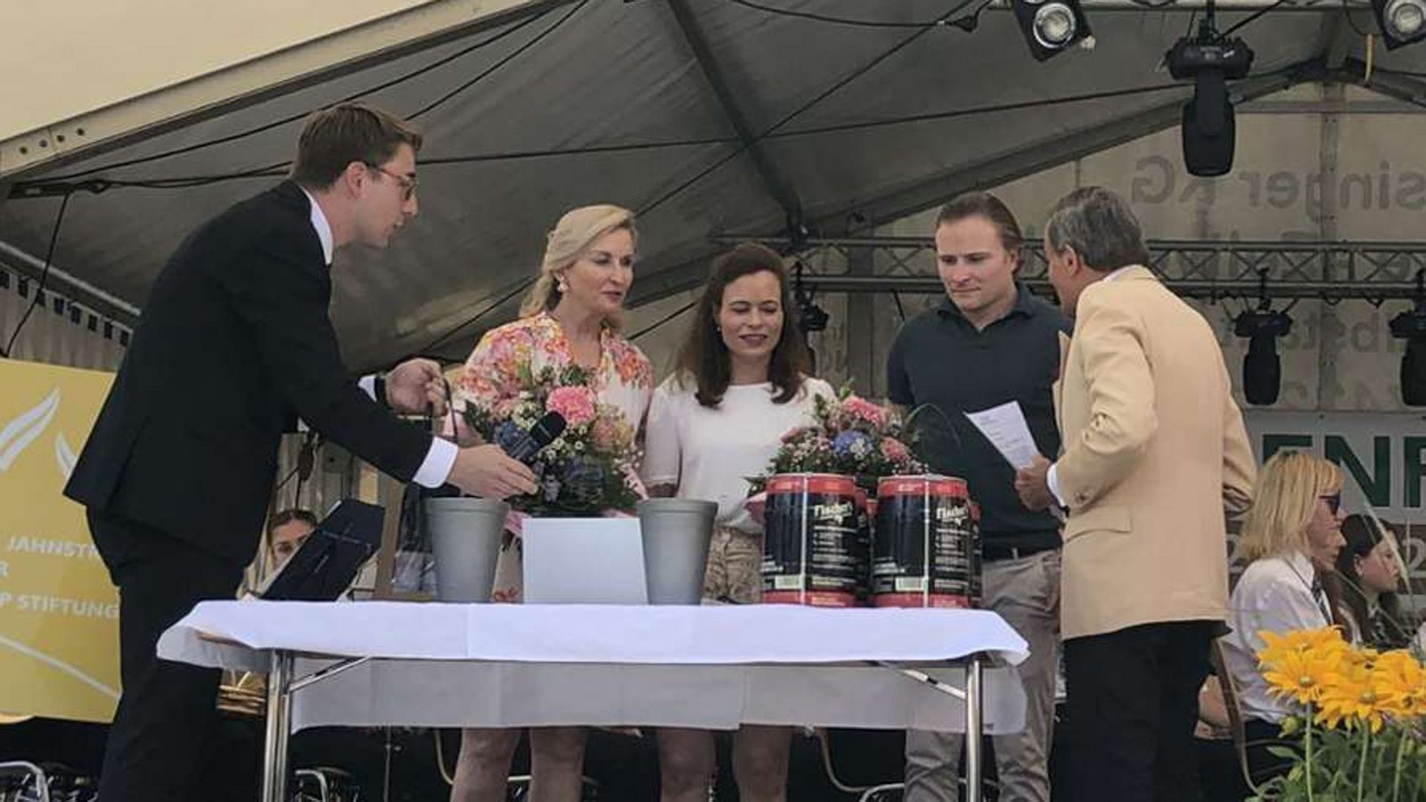 Bürgermeister Davide Licht (links) und die Familie Grupp 2024 beim Spulenfest in BurladingenFoto: Rapthel-Kieser Bürgermeister Davide Licht (links) und die Familie Grupp 2024 beim Spulenfest in BurladingenFoto: Rapthel-Kieser