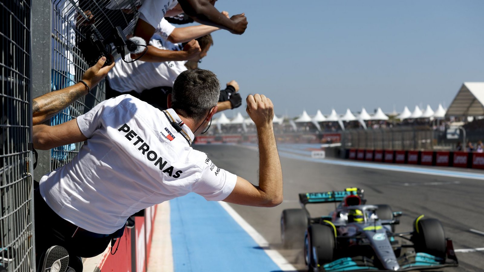 Das Mercedes-Team und seine Fahrer haben wieder Spaß.Foto: Mercedes-Benz AG/Jiri Krenek