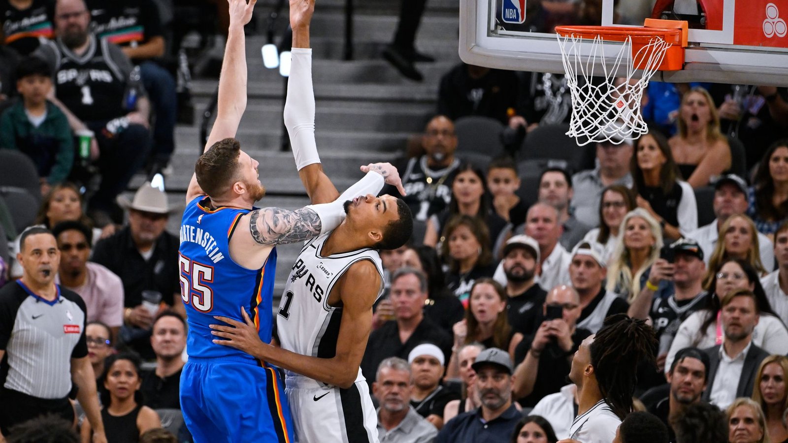 Isaiah Hartenstein (links) legte für Oklahoma in Spiel fünf gegen die San Antonio Spurs um Starspieler Victor Wembanyama 15 Rebounds auf.Foto: Darren Abate/AP/dpa Isaiah Hartenstein (links) legte für Oklahoma in Spiel fünf gegen die San Antonio Spurs um Starspieler Victor Wembanyama 15 Rebounds auf.Foto: Darren Abate/AP/dpa