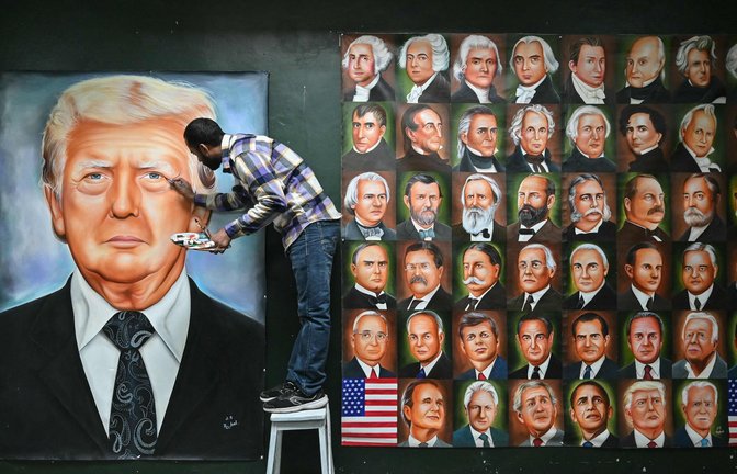 Kurz vor der Rückkehr Donald Trumps ins Weiße Haus an diesem Montag finalisiert ein Künstler ein Gemälde von ihm.<span class='image-autor'>Foto: AFP/Narinder Nanu</span>