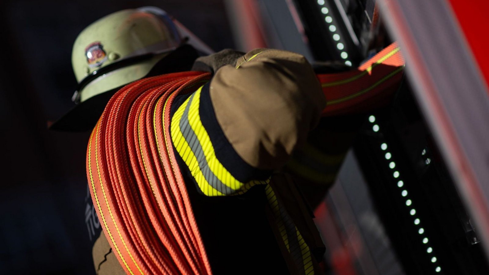 Die Feuerwehr war bereits seit sechs Stunden im Einsatz. (Symbolbild)Foto: Marijan Murat/dpa Die Feuerwehr war bereits seit sechs Stunden im Einsatz. (Symbolbild)Foto: Marijan Murat/dpa