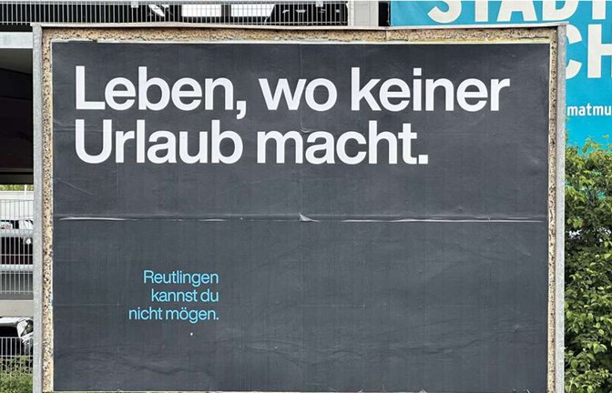 Mit selbstironischen  Sprüchen wie diesen wird man derzeit in Reutlingen begrüßt.<span class='image-autor'>Foto: StZN/Buchmann</span>