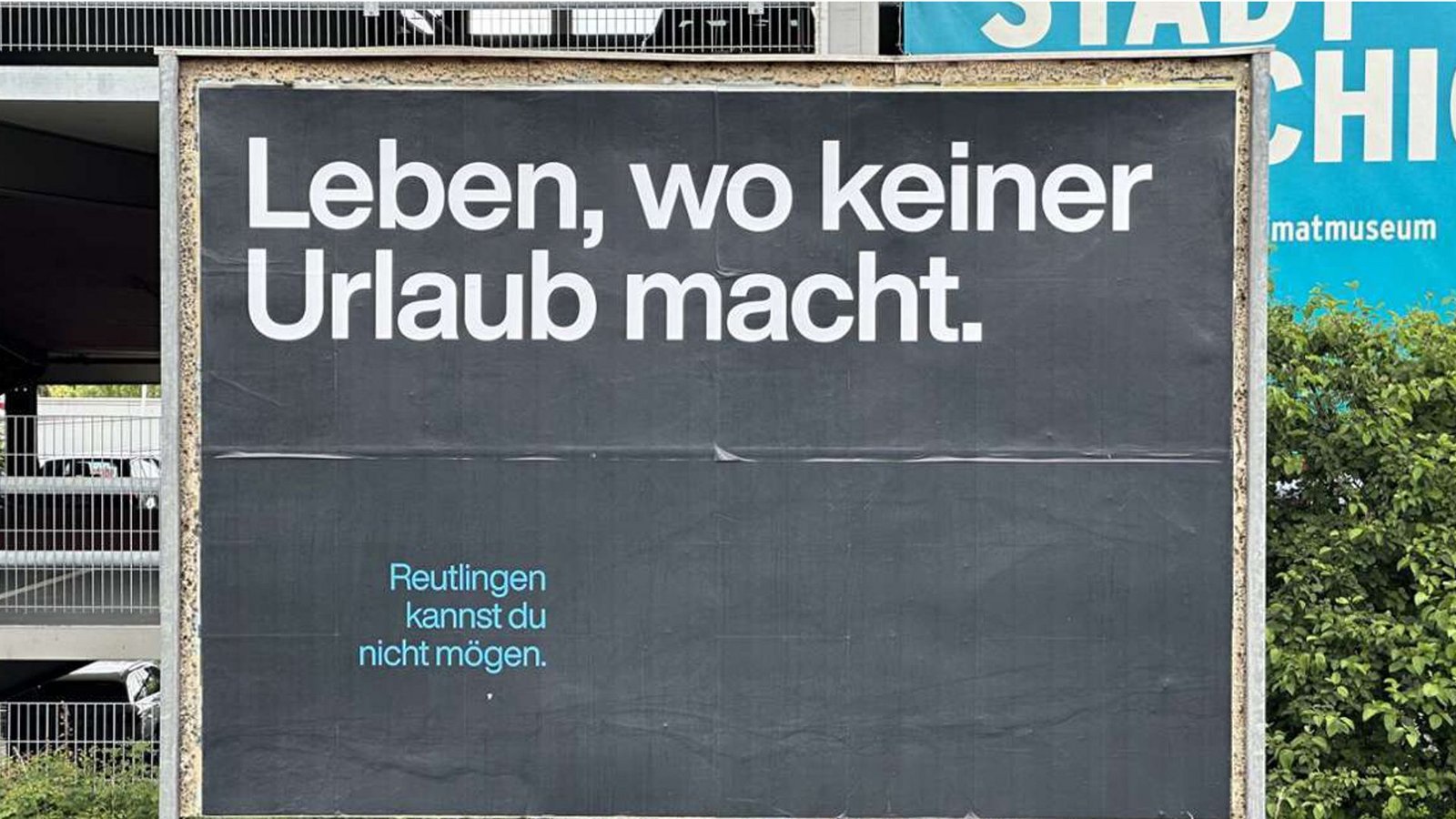 Mit selbstironischen  Sprüchen wie diesen wird man derzeit in Reutlingen begrüßt.Foto: StZN/Buchmann