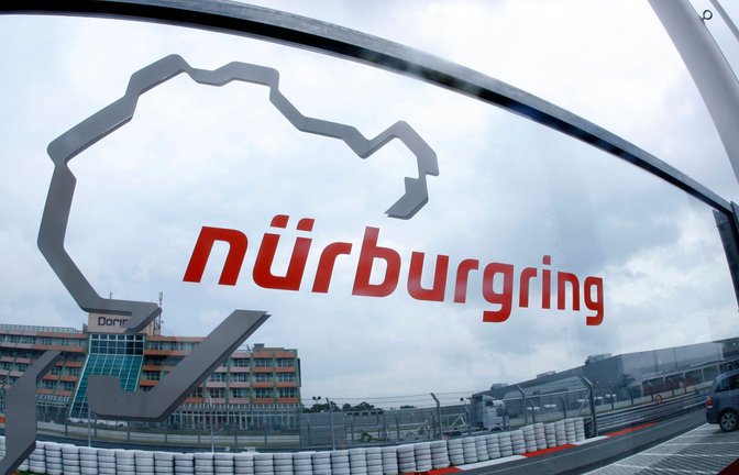 Bei einem Langstreckenrennen auf dem Nürburgring ist es zu einem Massenunfall gekommen (Symbolfoto).<span class='image-autor'>Foto: Jens Büttner/dpa/Jens Büttner</span>