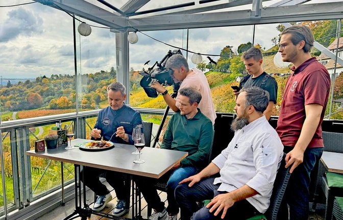 Christian Henze testete die Schweinebäckle im Rotenberger Weingärtle.<span class='image-autor'>Foto: Kathrin Haasis</span>