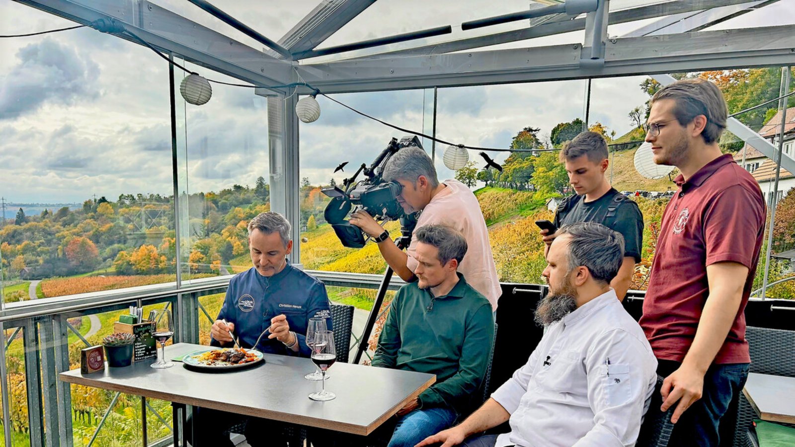 Christian Henze testete die Schweinebäckle im Rotenberger Weingärtle.Foto: Kathrin Haasis Christian Henze testete die Schweinebäckle im Rotenberger Weingärtle.Foto: Kathrin Haasis