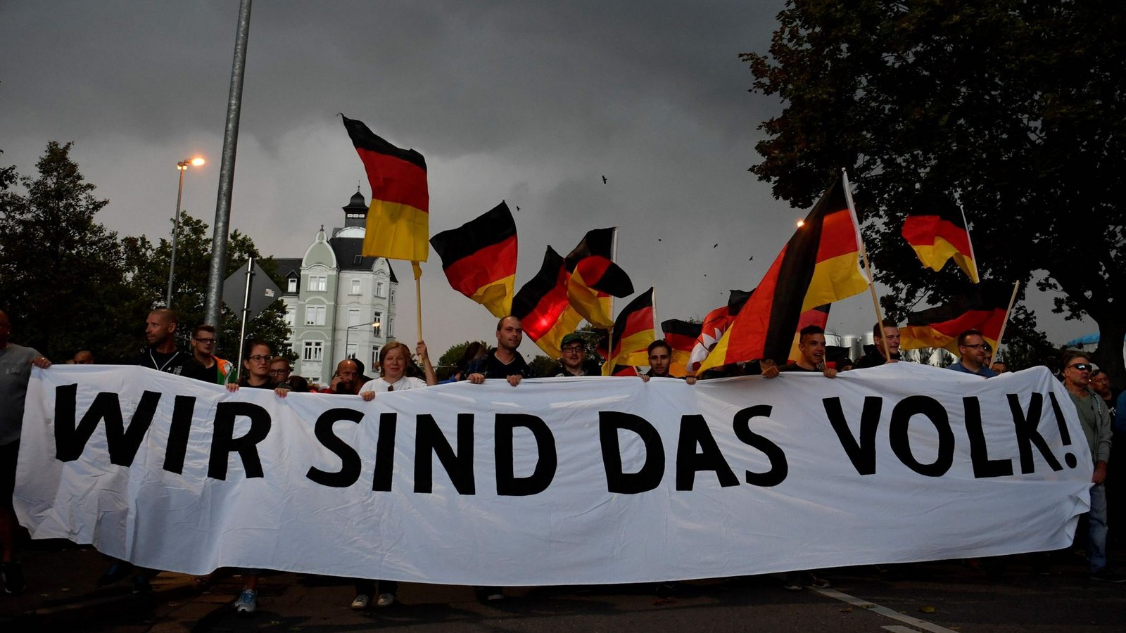 Bloß nicht provozieren lassen: Demo von Rechtspopulisten in Chemnitz, 2018Foto: AFP/John Bloß nicht provozieren lassen: Demo von Rechtspopulisten in Chemnitz, 2018Foto: AFP/John