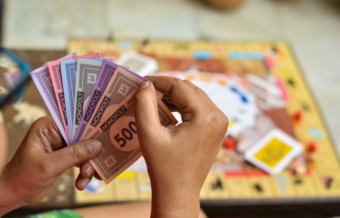 Das Startkapital bei Monopoly hängt von der jeweiligen Version ab.<span class='image-autor'>Foto: PhotographerIncognito / shutterstock.com</span>
