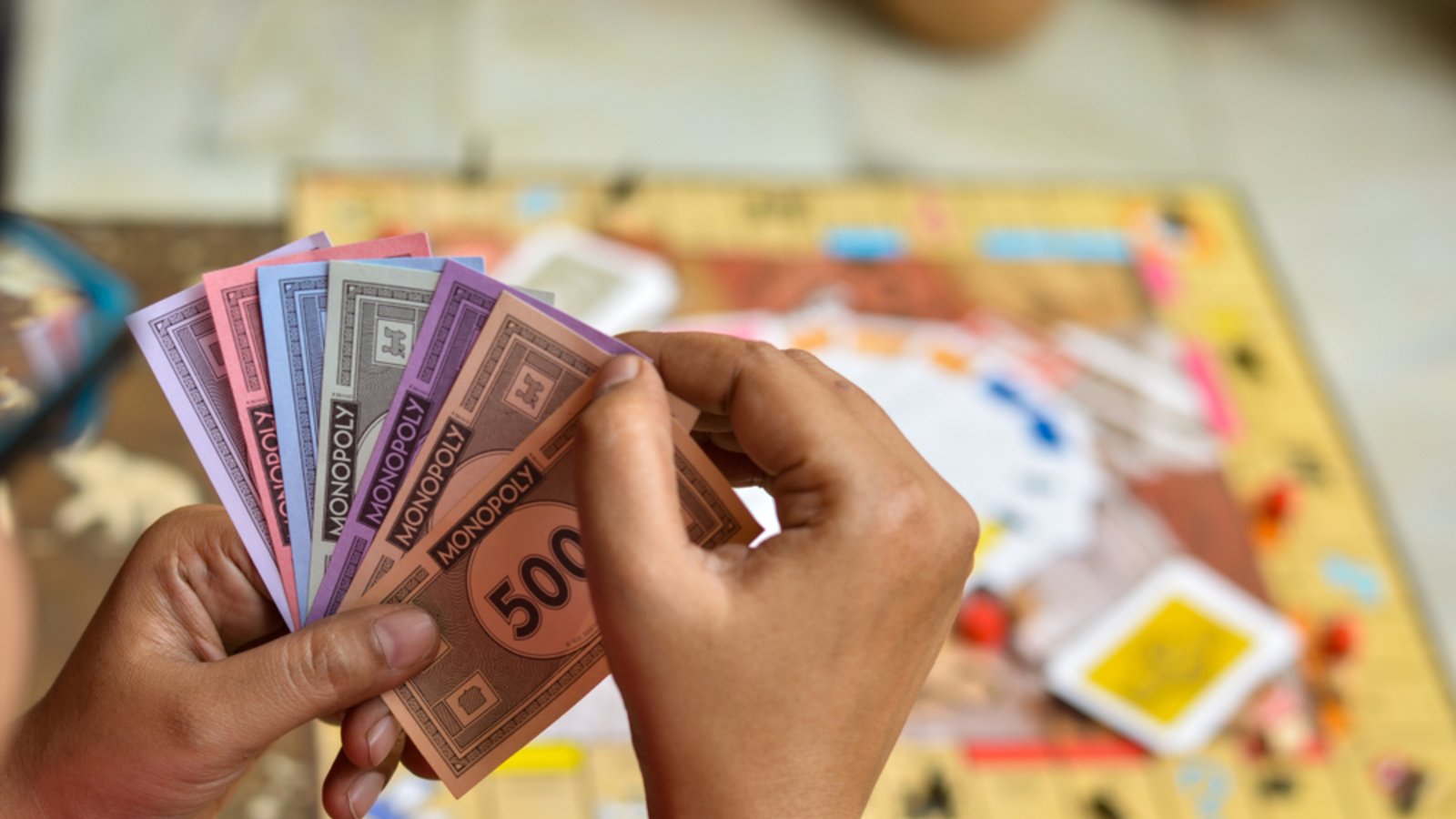 Das Startkapital bei Monopoly hängt von der jeweiligen Version ab.Foto: PhotographerIncognito / shutterstock.com Das Startkapital bei Monopoly hängt von der jeweiligen Version ab.Foto: PhotographerIncognito / shutterstock.com