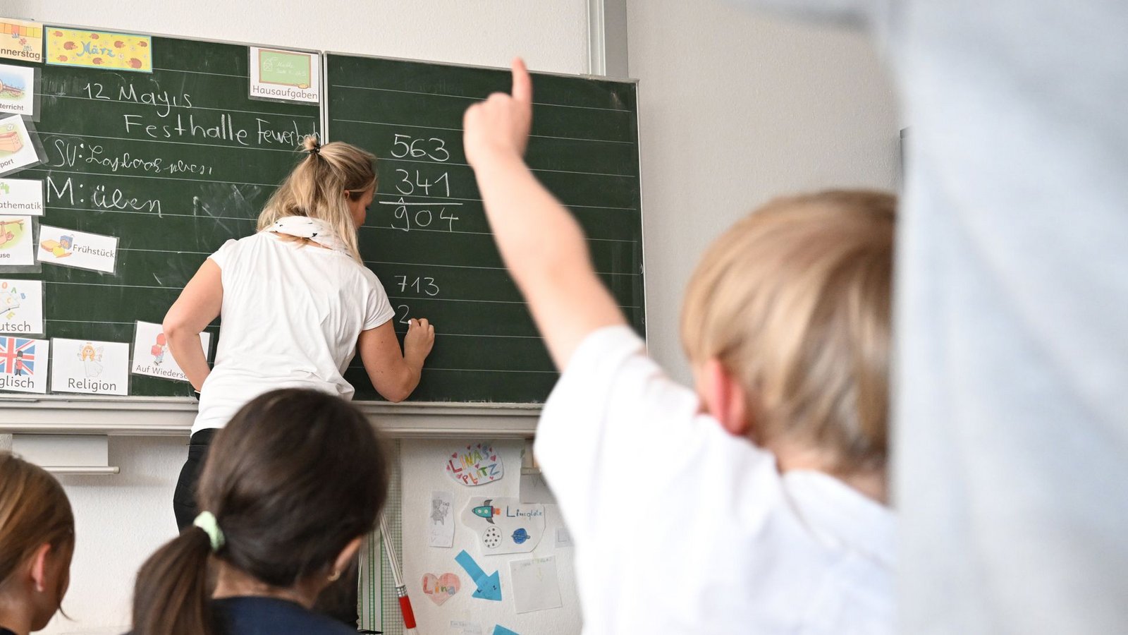 Der Landesschülerbeirat sieht die von der grün-schwarzen Koalition geplante verbindlichere Grundschulempfehlung als Rückschritt. (Symbolbild)Foto: dpa/Bernd Weißbrod