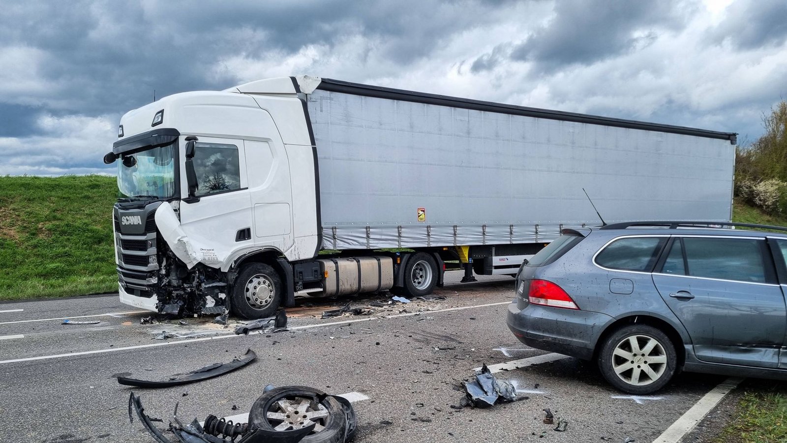 Danach wurde noch ein Lkw in den Unfall verwickelt.Foto: 7aktuell.de/ CV/7aktuell.de | CV