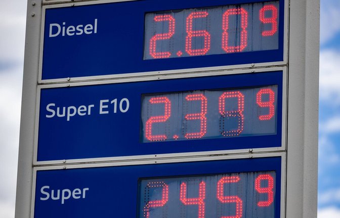 Schock für die Nation der Autofahrer: Die Preise an Tanstellen explodieren. Der Ruf nach dem Staat wird immer schriller - doch: Gegenmaßnahmen gibt es nicht zum Nulltarif.<span class='image-autor'>Foto: IMAGO/Richie Sanders</span>