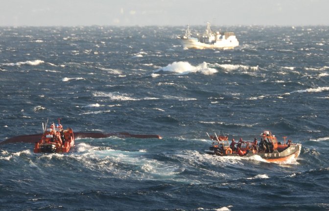 Suchmaßnahmen laufen in den Gewässern südlich der Ferieninsel Jeju, nachdem ein 29 Tonnen schweres Fischerboot gekentert ist.<span class='image-autor'>Foto: -/Yonhap/dpa</span>