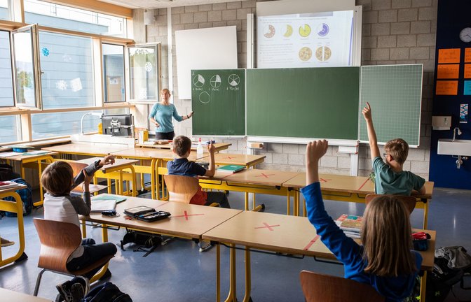 In Baden-Württemberg soll  bald manchmal nicht mehr nur ein Lehrer, sondern auch ein Assistent oder freiwilliger Helfer im Klassenzimmer stehen.<span class='image-autor'>Foto: dpa/Philipp von Ditfurth</span>