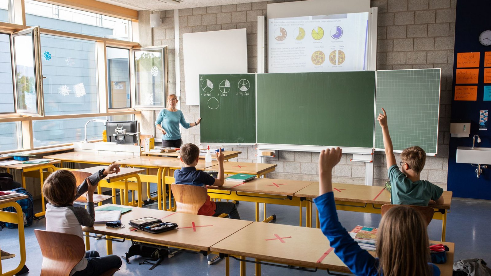 In Baden-Württemberg soll bald manchmal nicht mehr nur ein Lehrer, sondern auch ein Assistent oder freiwilliger Helfer im Klassenzimmer stehen.Foto: dpa/Philipp von Ditfurth In Baden-Württemberg soll bald manchmal nicht mehr nur ein Lehrer, sondern auch ein Assistent oder freiwilliger Helfer im Klassenzimmer stehen.Foto: dpa/Philipp von Ditfurth