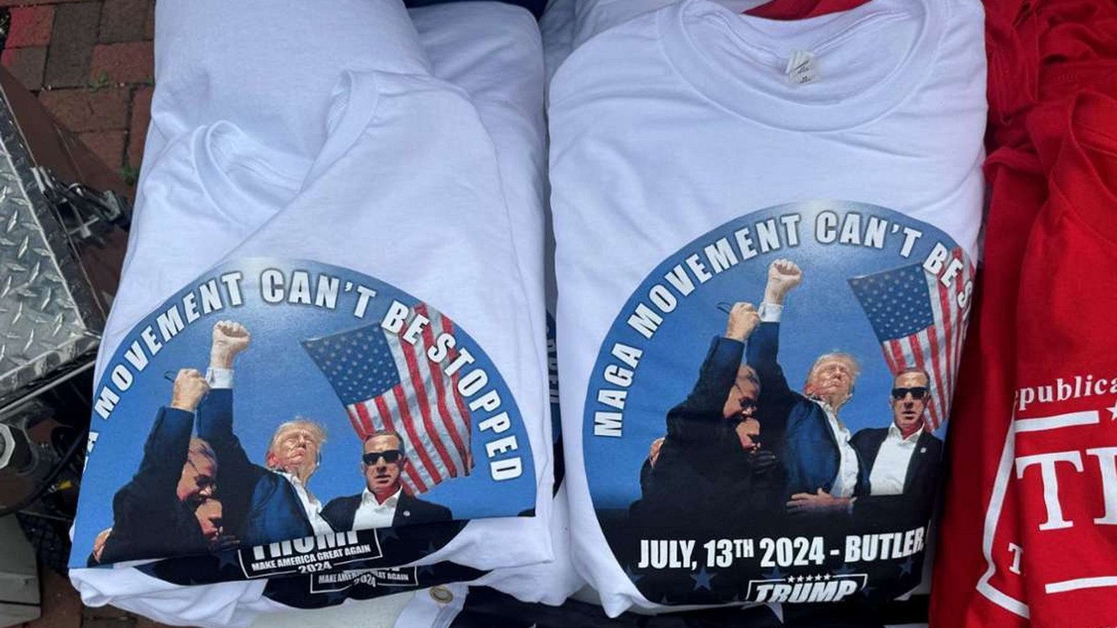 T-Shirts wie dieses mit einem Foto von Trump nach dem Attentat auf ihn sind am Parteitag der Republikaner Verkaufsschlager.Foto: dpa/Luzia Geier T-Shirts wie dieses mit einem Foto von Trump nach dem Attentat auf ihn sind am Parteitag der Republikaner Verkaufsschlager.Foto: dpa/Luzia Geier