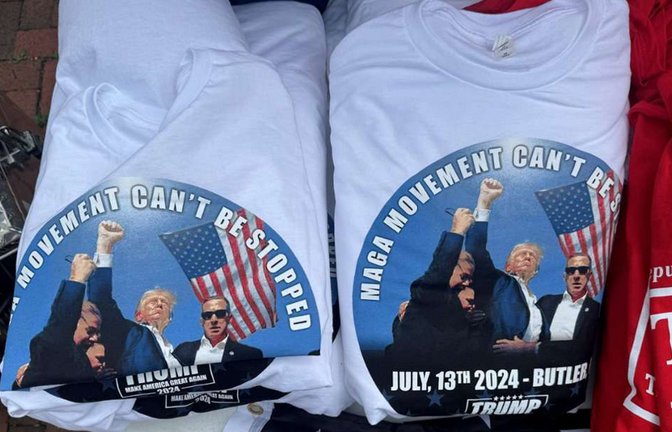 T-Shirts wie dieses mit einem Foto von Trump nach dem Attentat auf ihn sind am Parteitag der Republikaner Verkaufsschlager.<span class='image-autor'>Foto: dpa/Luzia Geier</span>